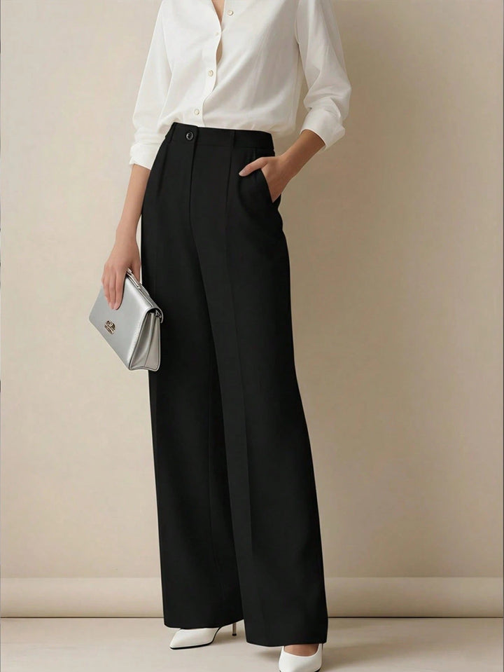 Moda femminile: pantaloni eleganti a vita alta con gamba dritta, perfetti per l'abbigliamento da ufficio o serate speciali.