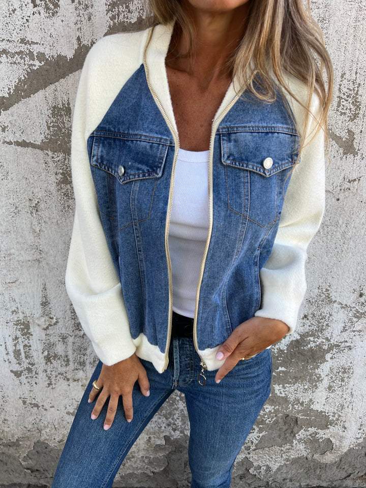 Giacca denim donna versatile con scollo a V e cerniera, ideale per abbigliamento quotidiano.
