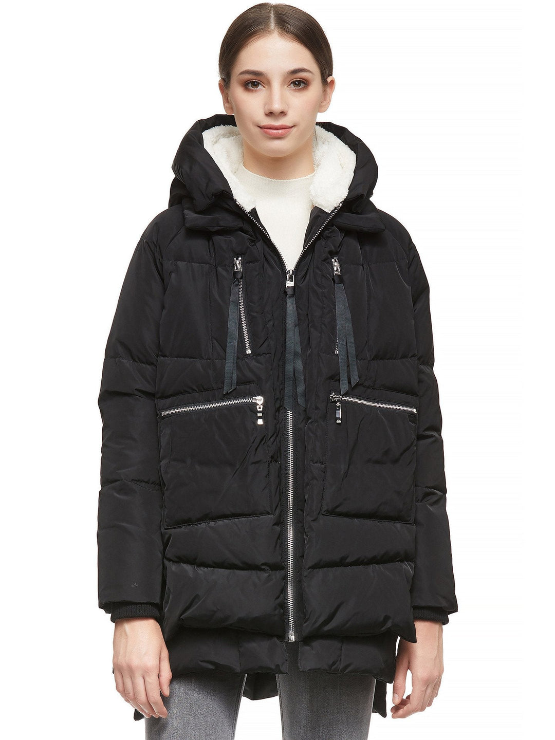 Piumino invernale donna nero con cappuccio regolabile, tasche e zip, ideale per temperature rigide.
