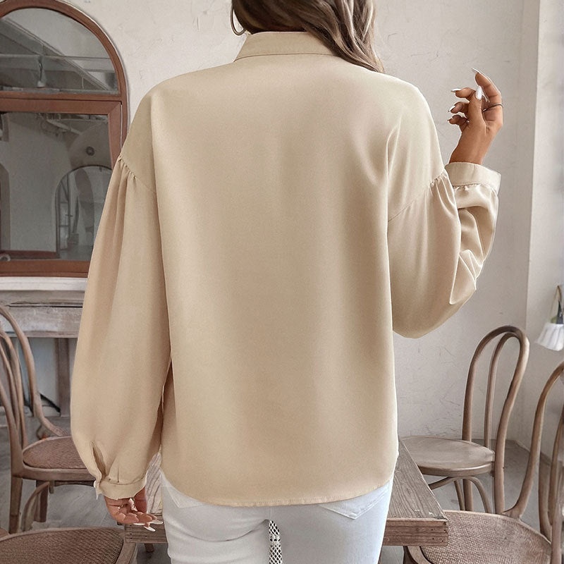Camicia donna manica lunga beige rosato, un mix di eleganza e tendenza con colletto alto e maniche ampie.