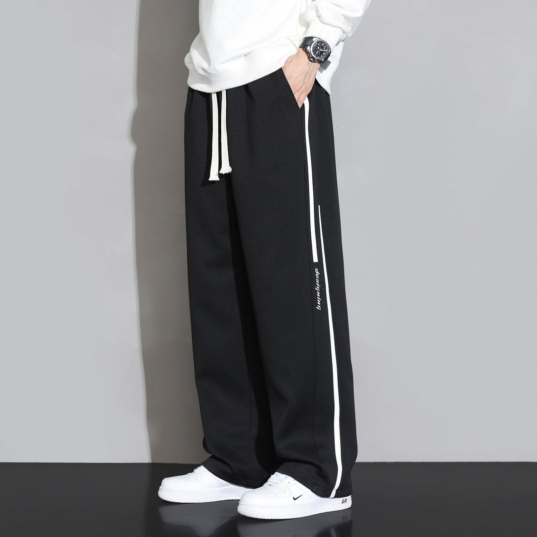 Pantaloni tuta uomo comodi, a gamba dritta, perfetti per outfit casual, sportivi o per il relax.
