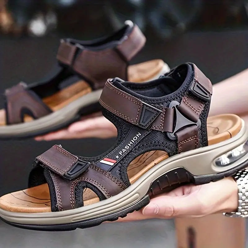 Sandali casual uomo in pelle brun clair con supporto arco plantare, perfetti per comfort e passeggiate estive.