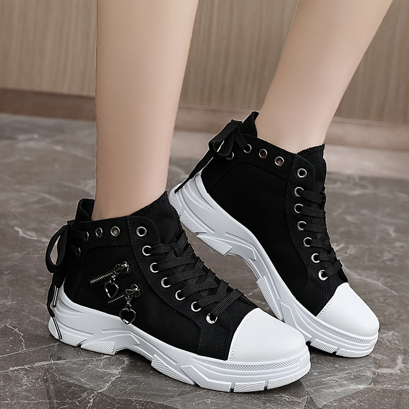 Moda femminile: sneakers donna con plateau, un'icona di stile urbano e comfort rialzato.