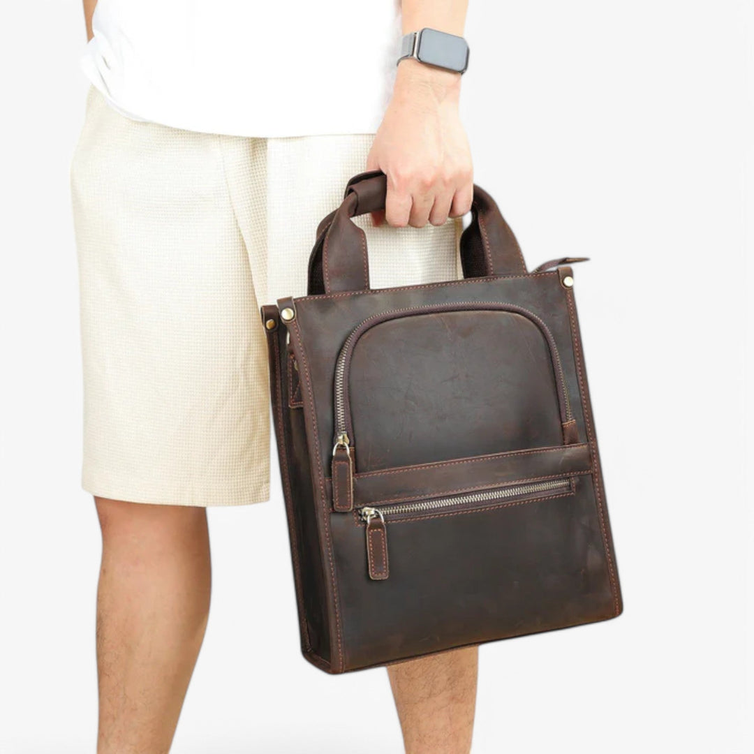 Elegante borsa portadocumenti marrone unisex con patta frontale, ideale come accessorio professionale.