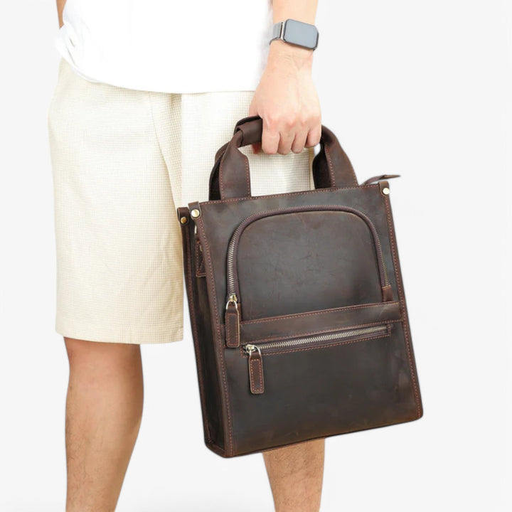 Elegante borsa portadocumenti marrone unisex con patta frontale, ideale come accessorio professionale.