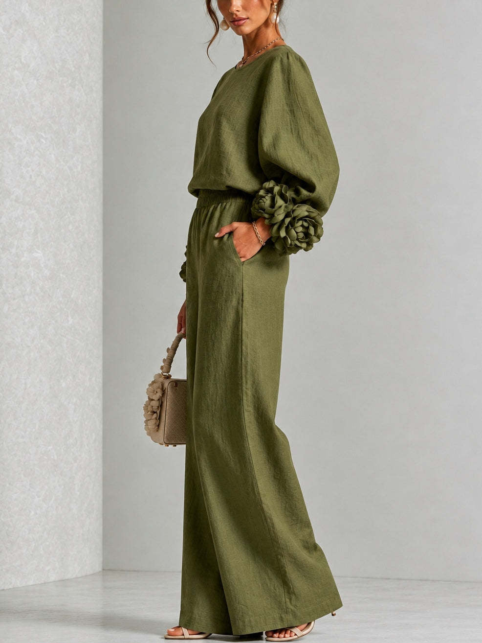 Outfit femminile elegante con top a fantasia floreale e pantaloni ampi. Set da donna multi colore, stile casual chic estivo.