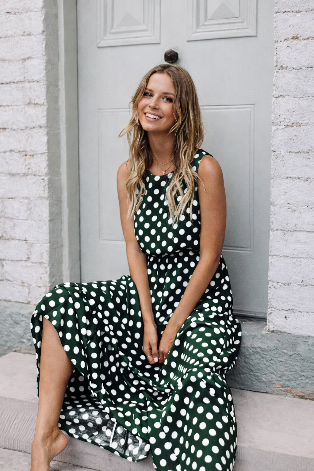 Abito da donna nero a pois bianchi, stile rétro chic, perfetto per l'estate.
