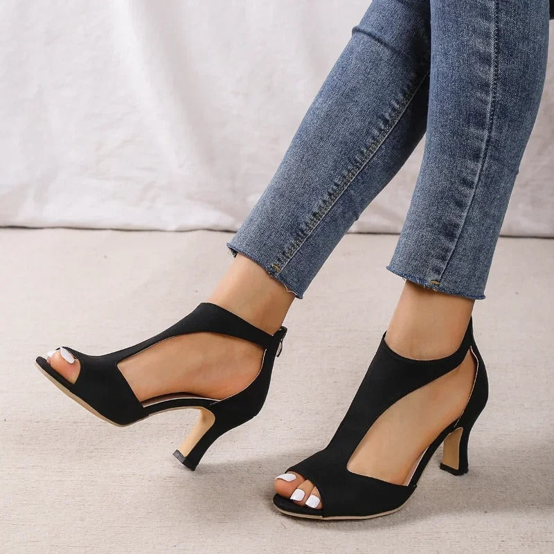 Sandali da sera con tacco sottile, perfetti per occasioni formali e cerimonie.
