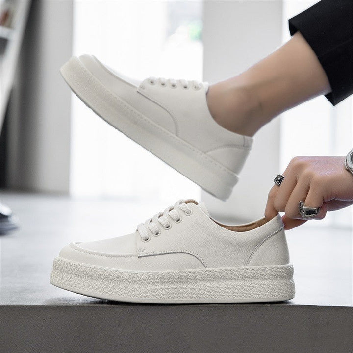 Dettaglio scarpe uomo sneakers bianche/beige traspiranti, tessuti leggeri e suola robusta per stabilità e comfort.