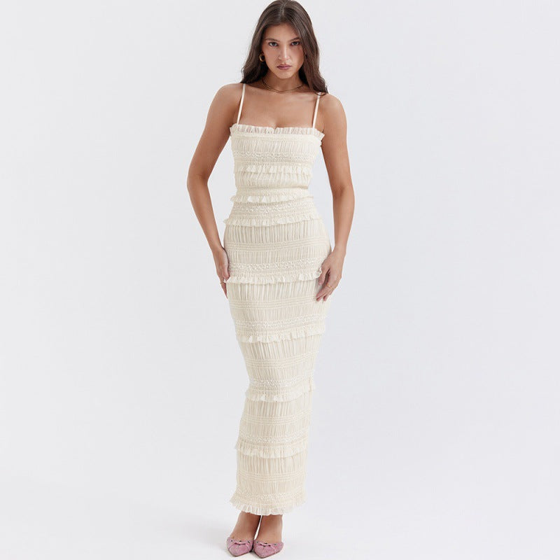 Splendido abito lungo donna con spalline sottili, interamente ricoperto di paillettes scintillanti ed eleganti.