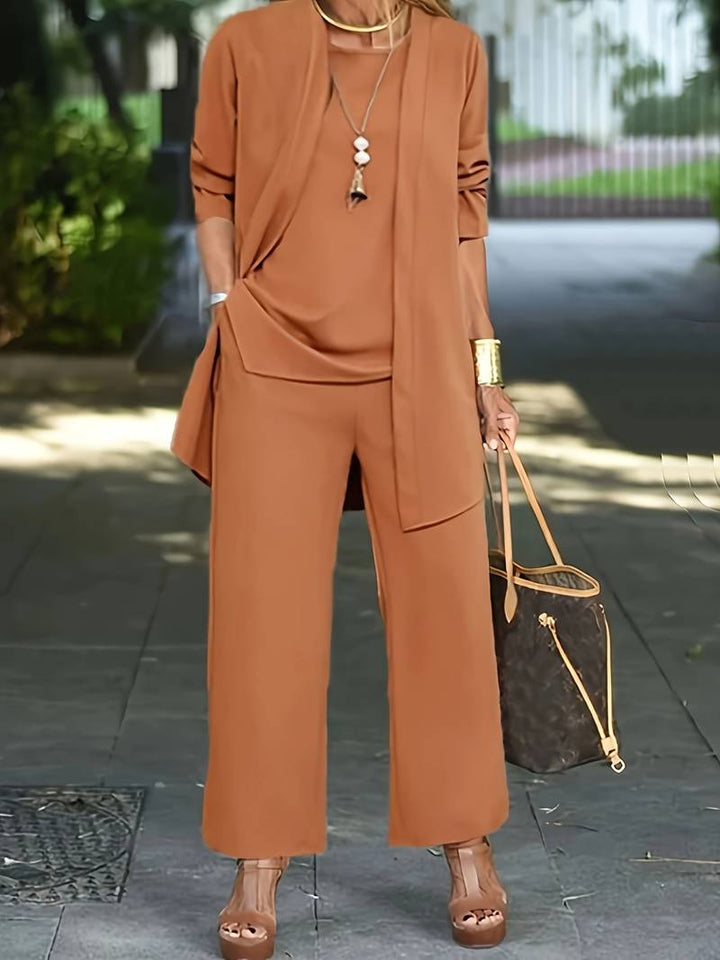 Completo due pezzi elegante donna, giacca e pantaloni. Ideale per outfit ufficio o abbigliamento formale.