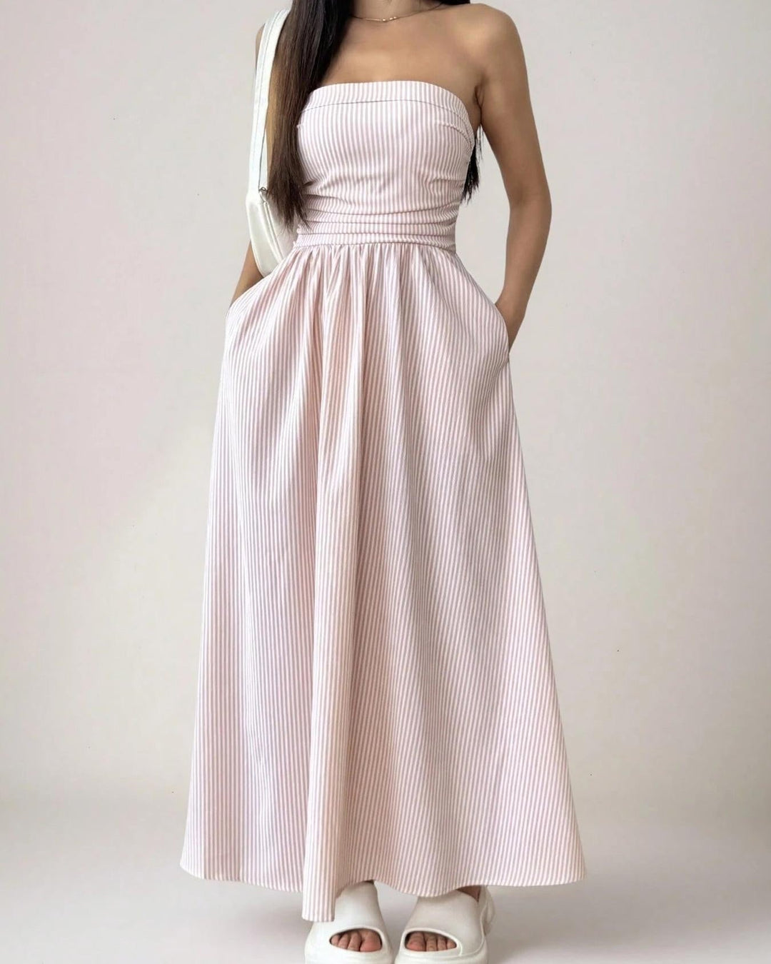 Abito donna maxi per l'estate, design senza spalline e pratiche tasche. Eleganza casual per la bella stagione.
