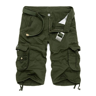 Pantaloni corti uomo stile cargo, colore verde militare, per un outfit casual e alla moda. Comfort estivo.
