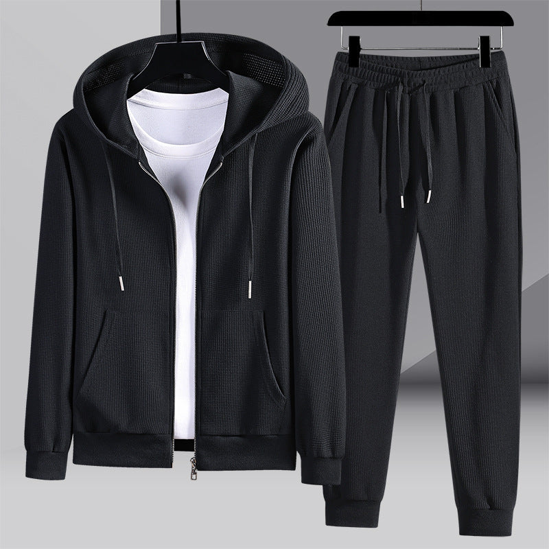 Set sportivo uomo con felpa a cappuccio e pantaloni nido d'ape. Tracksuit casual, confortevole per ogni stagione.