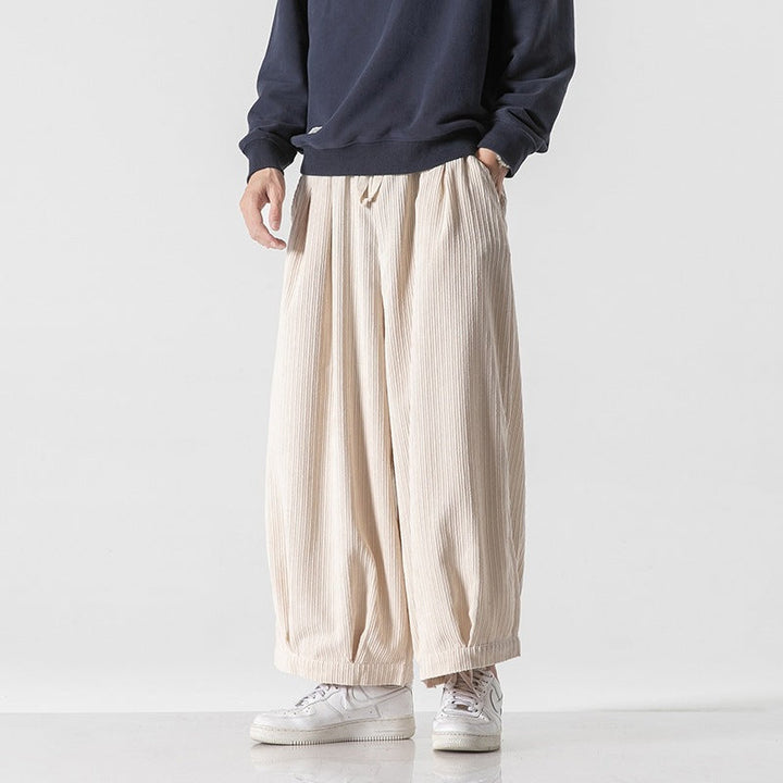 Pantaloni uomo comodi e pieghettati, versatili per outfit casual o look eleganti in stile invernale.