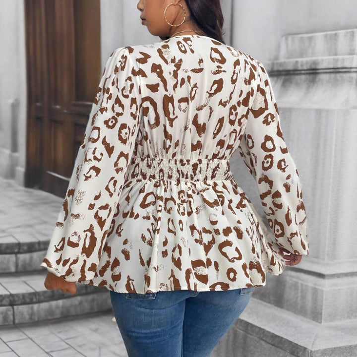 Moda femminile: camicia leopardata a fantasia, con scollo a V e maniche lunghe. Ideale per uno stile audace.
