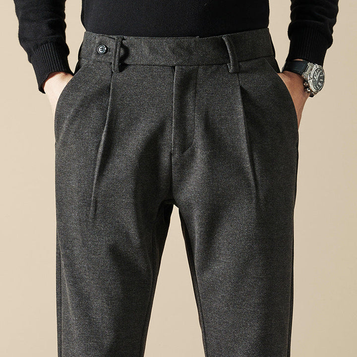 Pantaloni eleganti slim fit beige da uomo, con gamba affusolata e vestibilità confortevole. Ideali per formale.