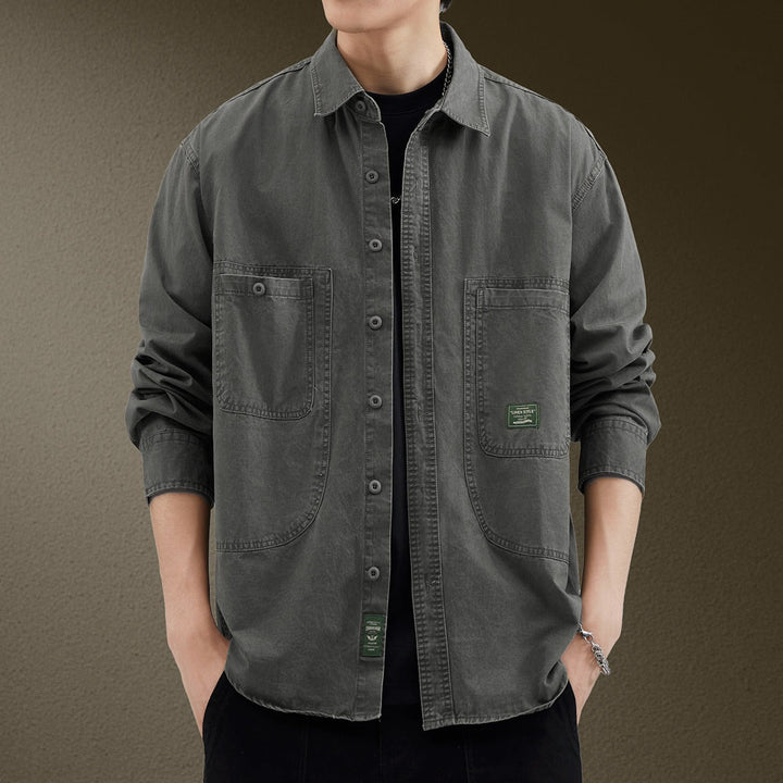 Camicia uomo slim fit primaverile con bottoni. Look casual elegante versatile per ufficio o tempo libero.