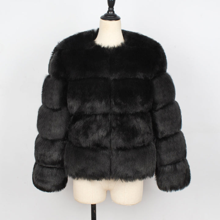 Trendy cappotto corto da donna per l'inverno, caldo e alla moda, perfetto outerwear elegante.