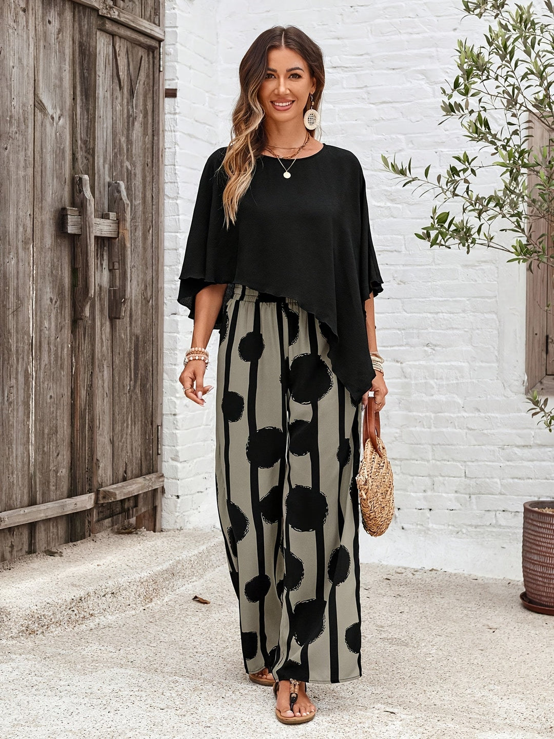 Set due pezzi donna trendy, stile boho-chic, con vestibilità morbida, pantaloni a gamba larga e top casual.