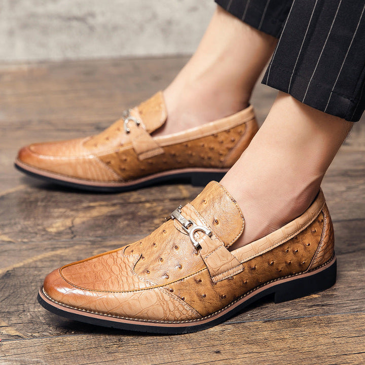 Scarpe uomo slip-on: mocassini eleganti arancio vivo con accento metallico alla moda.