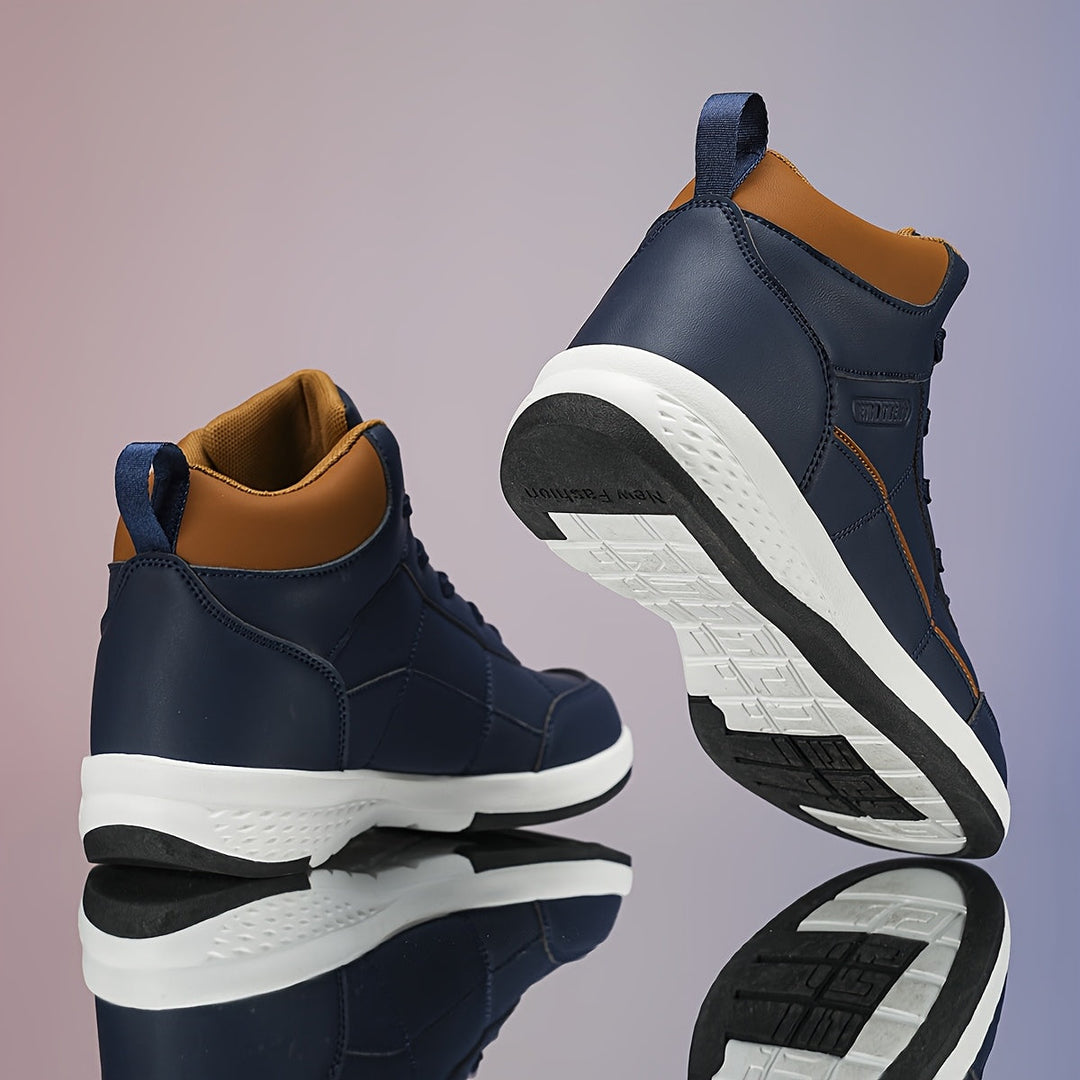 Calzature uomo outdoor alte, dotate di lacci per una calzata sicura, perfette per avventure e natura.