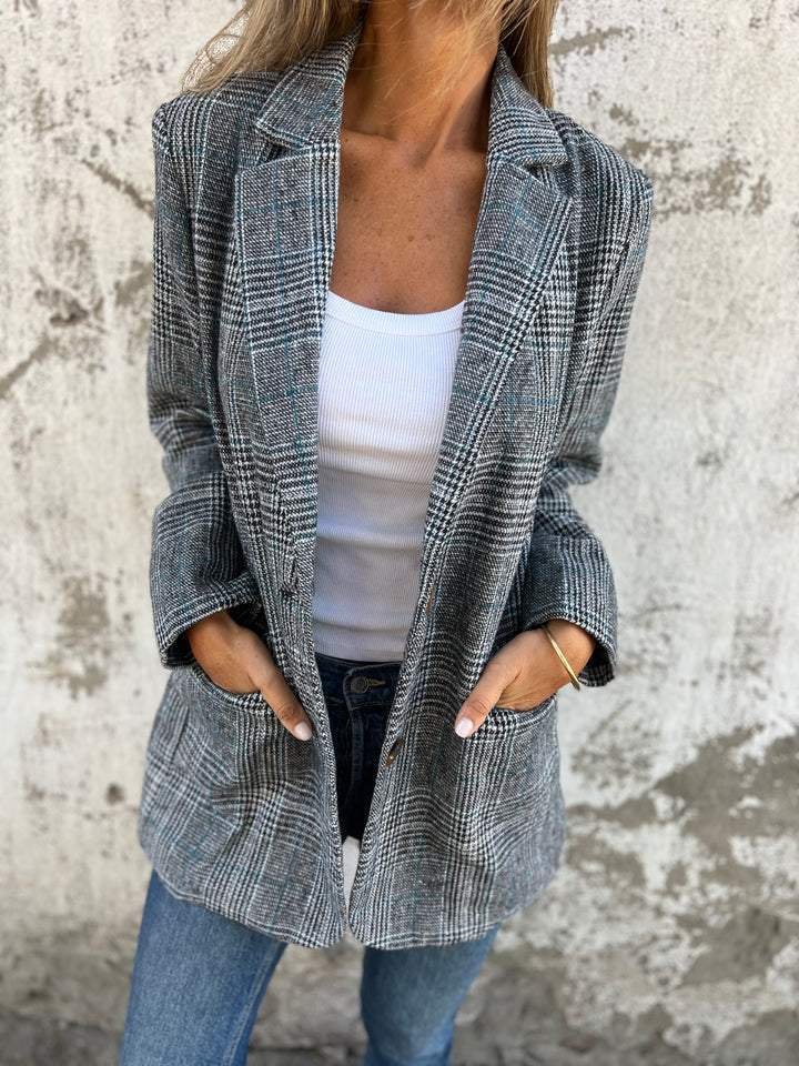 Blazer donna elegante a quadri per l'autunno, perfetto per un look sofisticato in ufficio o casual chic.