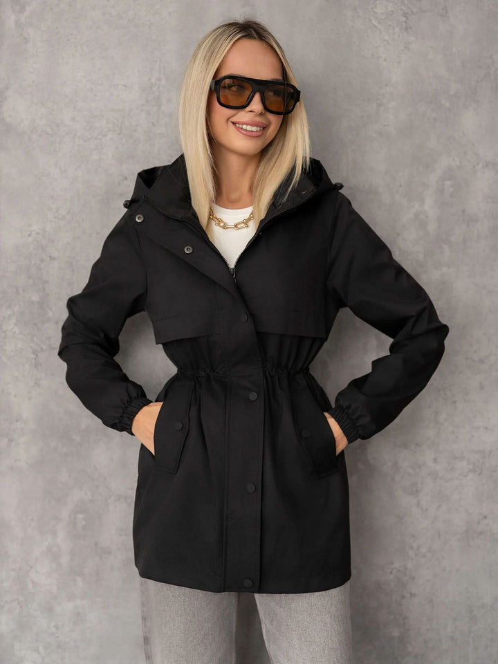 Giacca sportiva donna con tasche e cappuccio, ideale per un look casual versatile e pratico.