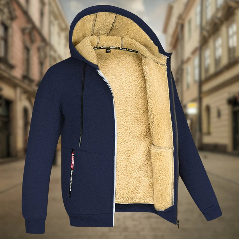 Uomo con giacca invernale calda e cappuccio, stile casual e protezione dal vento per un comfort ideale.