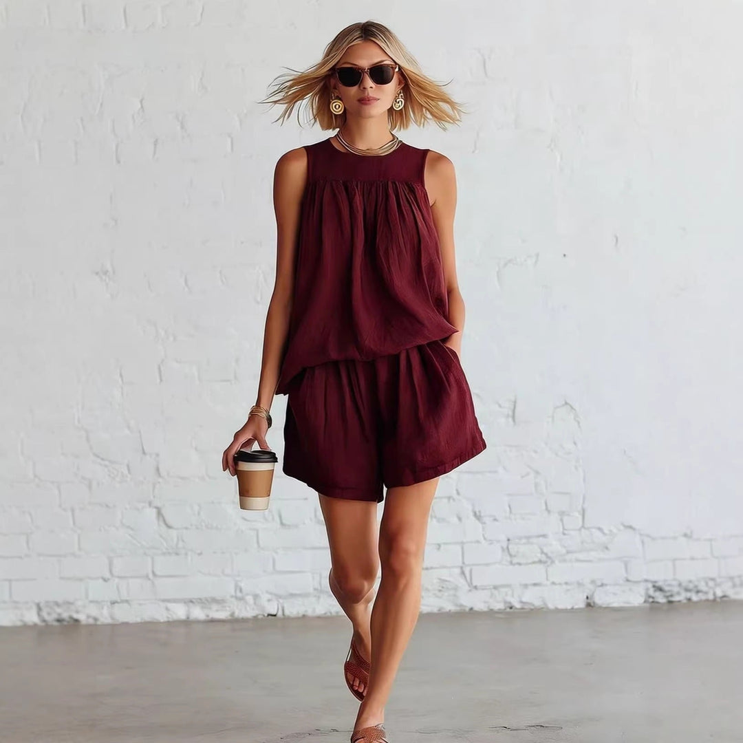 Moda donna estiva: set retro con top plissettato e short ampi perfetti per vacanza.