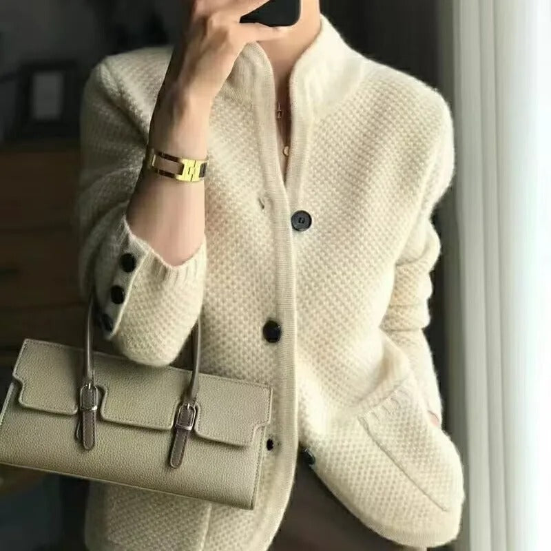 Cardigan donna a collo alto, caldo e morbido, perfetto per l'autunno. Maglieria elegante e confortevole.