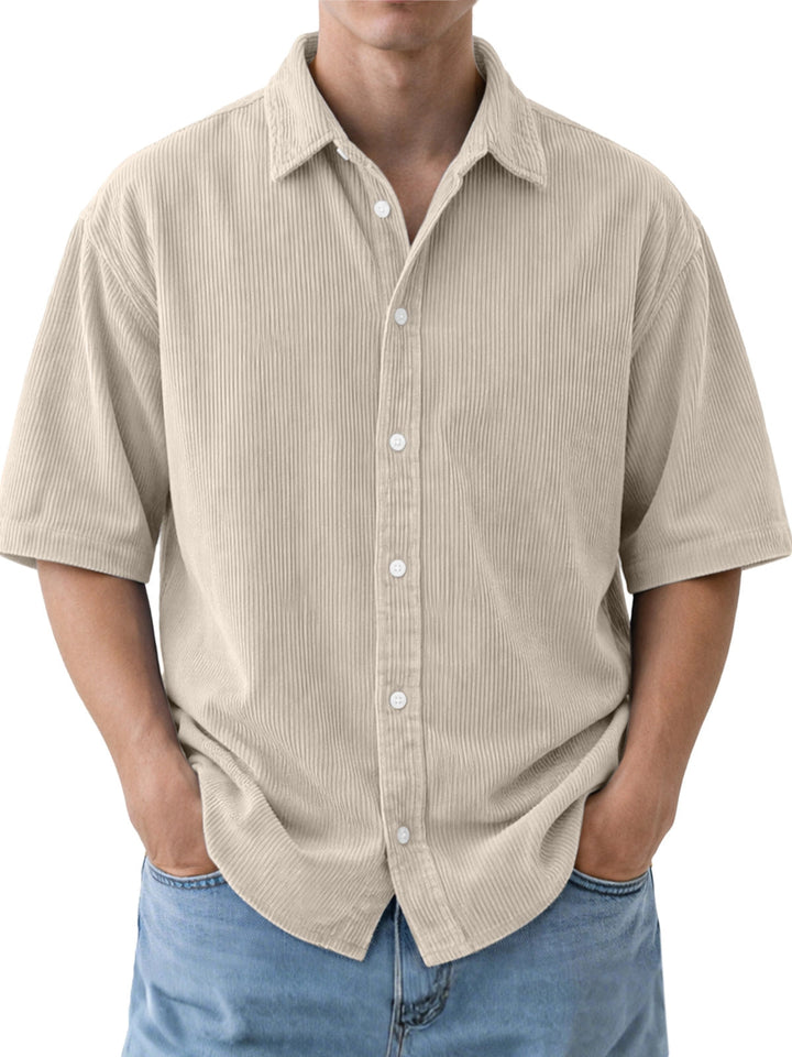 Outfit estivo: camicia uomo a maniche corte, ampia e con raffinate coste, ideale per ogni occasione.