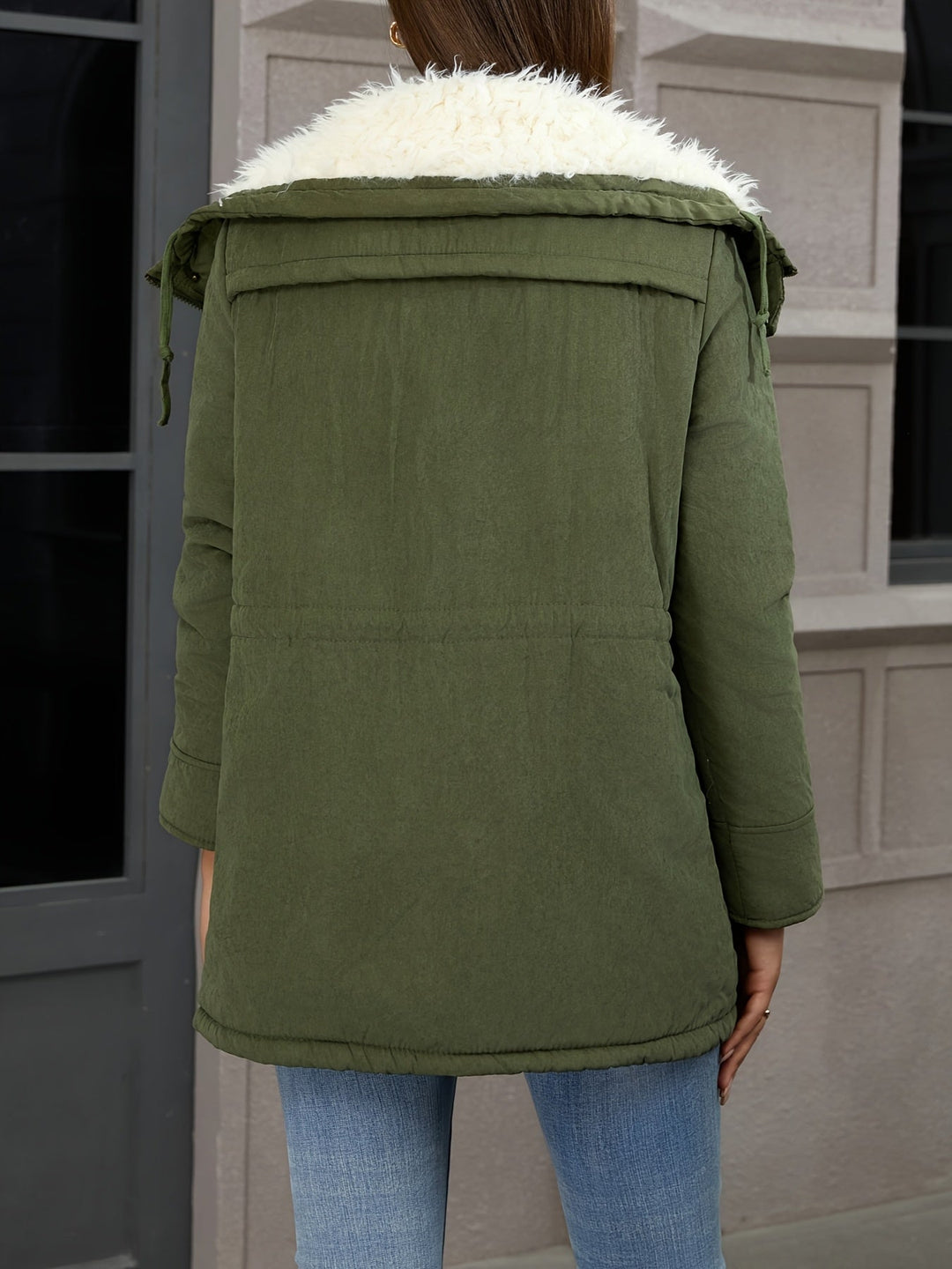 Parka lungo donna nero con vita regolabile per esaltare la figura. Collo borg, invernale elegante.