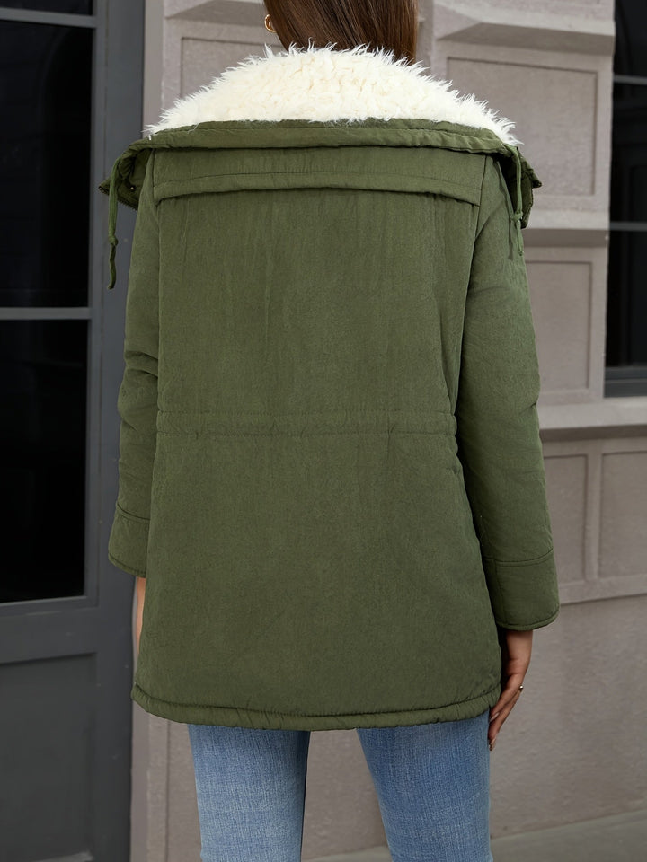 Parka lungo donna nero con vita regolabile per esaltare la figura. Collo borg, invernale elegante.