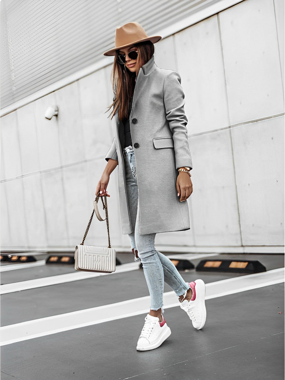 Questo cappotto lungo da donna con bottoni e scollo a V è l'outerwear autunnale ideale. Stile e calore assicurati.