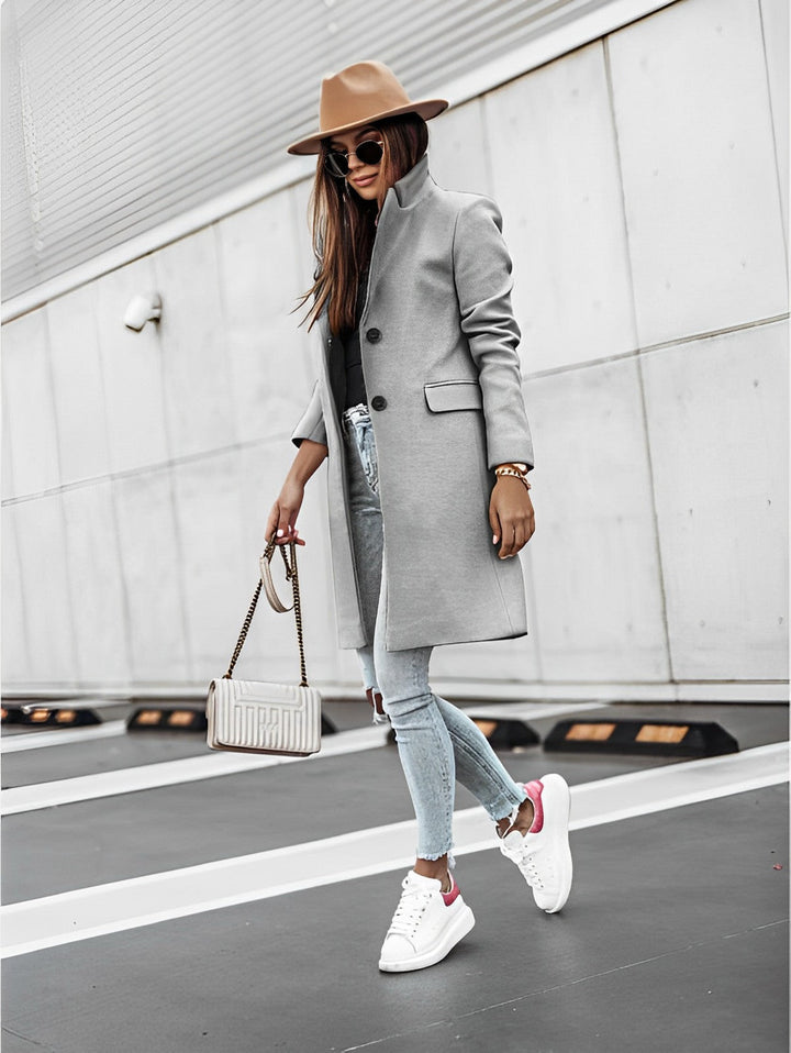 Questo cappotto lungo da donna con bottoni e scollo a V è l'outerwear autunnale ideale. Stile e calore assicurati.