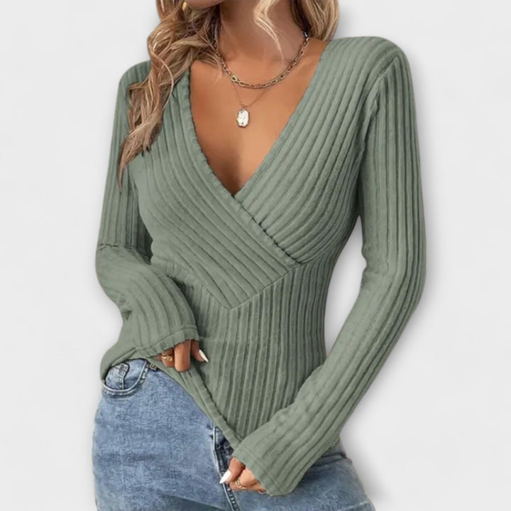 Dettaglio di maglione donna a V con trama intrecciata. Stile casual-elegante, maniche lunghe, moda femminile.