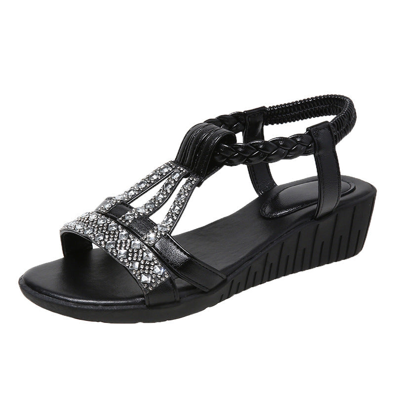 Sandali donna con zeppa stile boho, decorati con strass luccicanti. Scarpe estive comode ed eleganti.