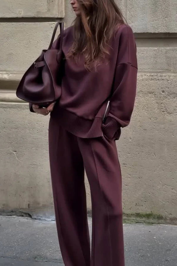 Completo casa donna elegante con felpa collo alto e pantaloni larghi, perfetto per il comfort invernale.