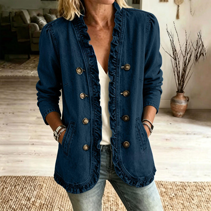 Giacca denim da donna con balza decorativa, perfetta per un tocco di stile casual e moderno.