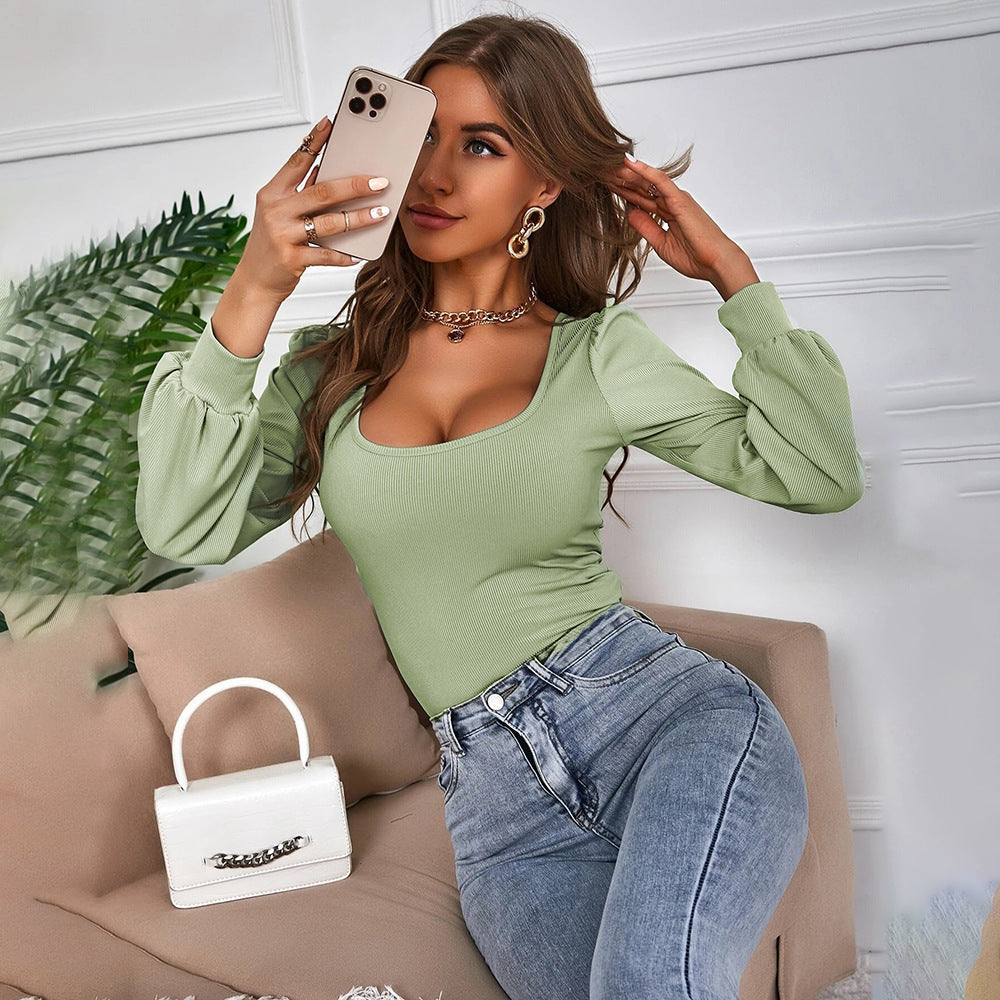 Top donna verde con scollo quadrato e maniche a palloncino. Ideale per look primaverili ed autunnali eleganti.