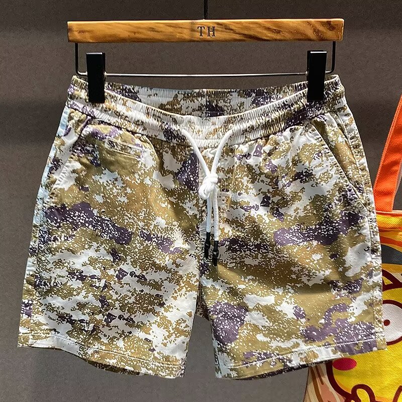 Shorts uomo moderni con blocchi di colore, ideali per l'estate casual. Stile versatile e comfort ampio.