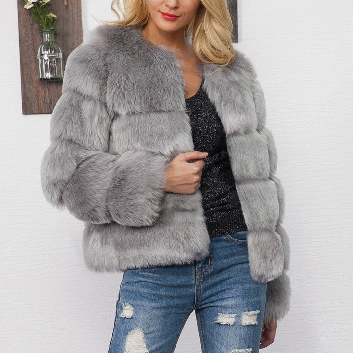Elegante cappotto corto invernale da donna, in morbida pelliccia sintetica, caldo e stiloso.