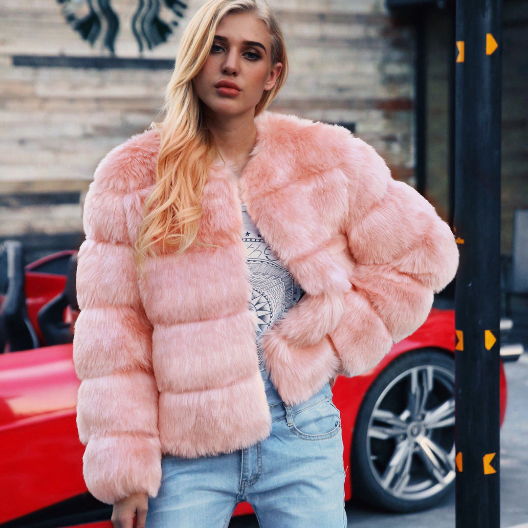 Cappotto corto invernale da donna, caldo ed elegante, per un look unico e confortevole.