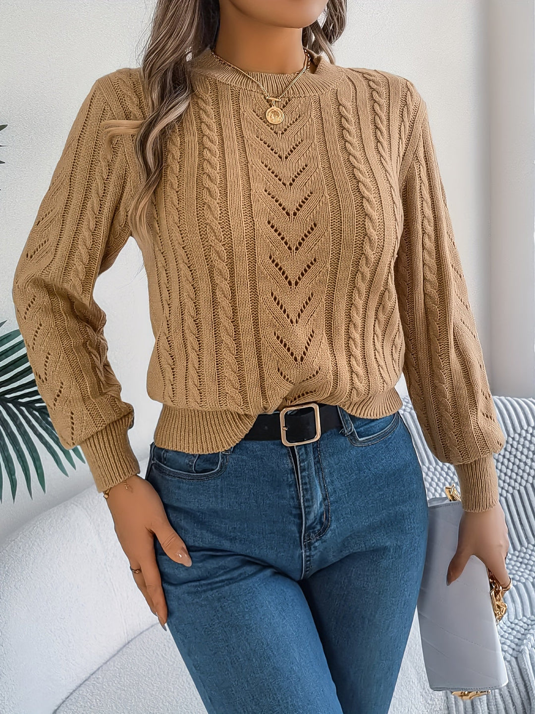 Elegante maglione donna a trecce, girocollo, maniche lunghe. Caldo e di tendenza.