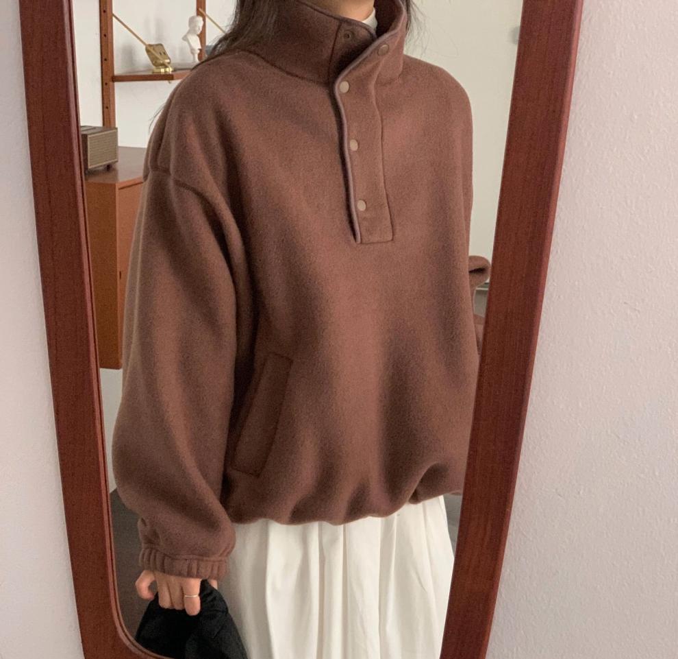 Comodo maglione collo alto donna con vestibilità ampia, ideale per outfit invernali casual. Maglia calda grigia.