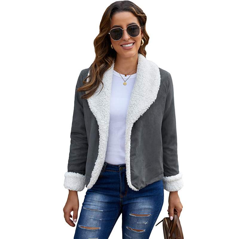 Stilosa giacca donna autunnale tinta unita, ideale per completare outfit eleganti o casual. Moda versatile.