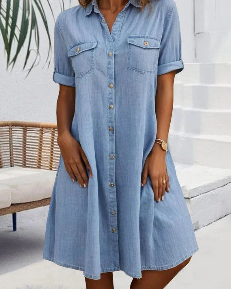 Abito midi elegante da donna in blu scuro, con bottoni frontali e colletto a revers, look versatile.