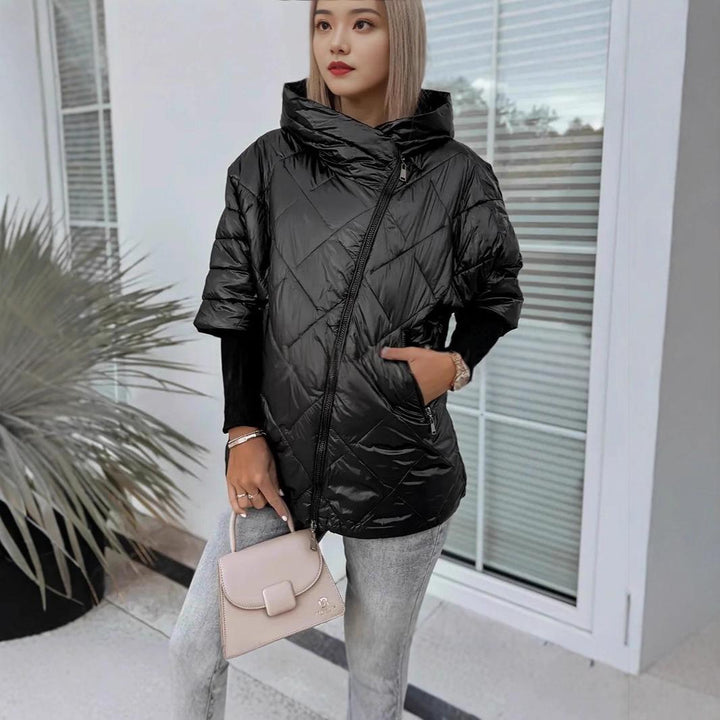 Giacca puffer patchwork da donna, calda e con cappuccio. Stile casual chic per l'inverno.