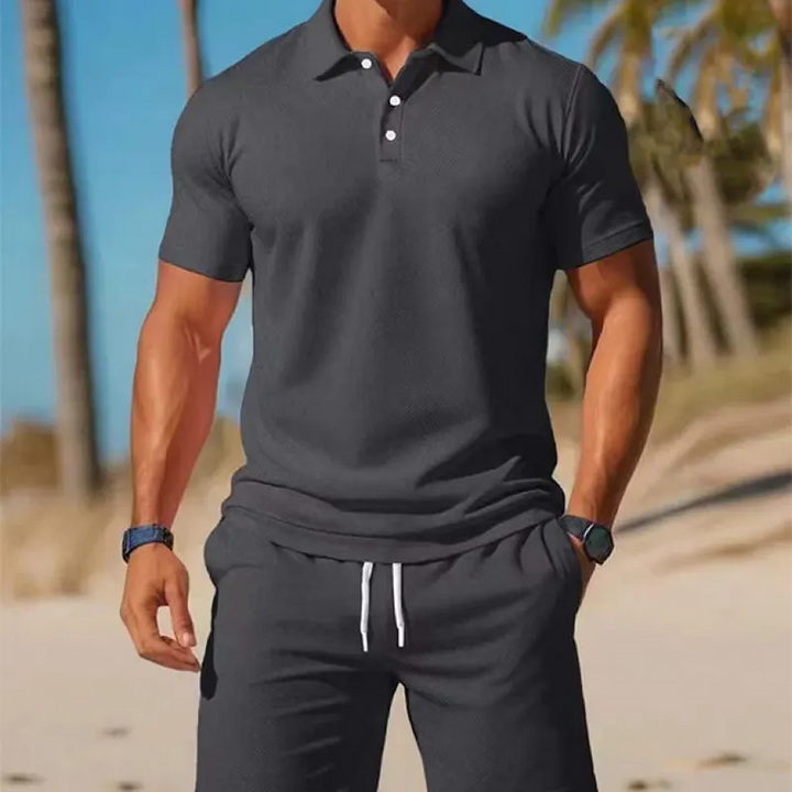 Completo uomo estivo versatile: polo e shorts per un look casual-sportivo, perfetto per ogni occasione.
